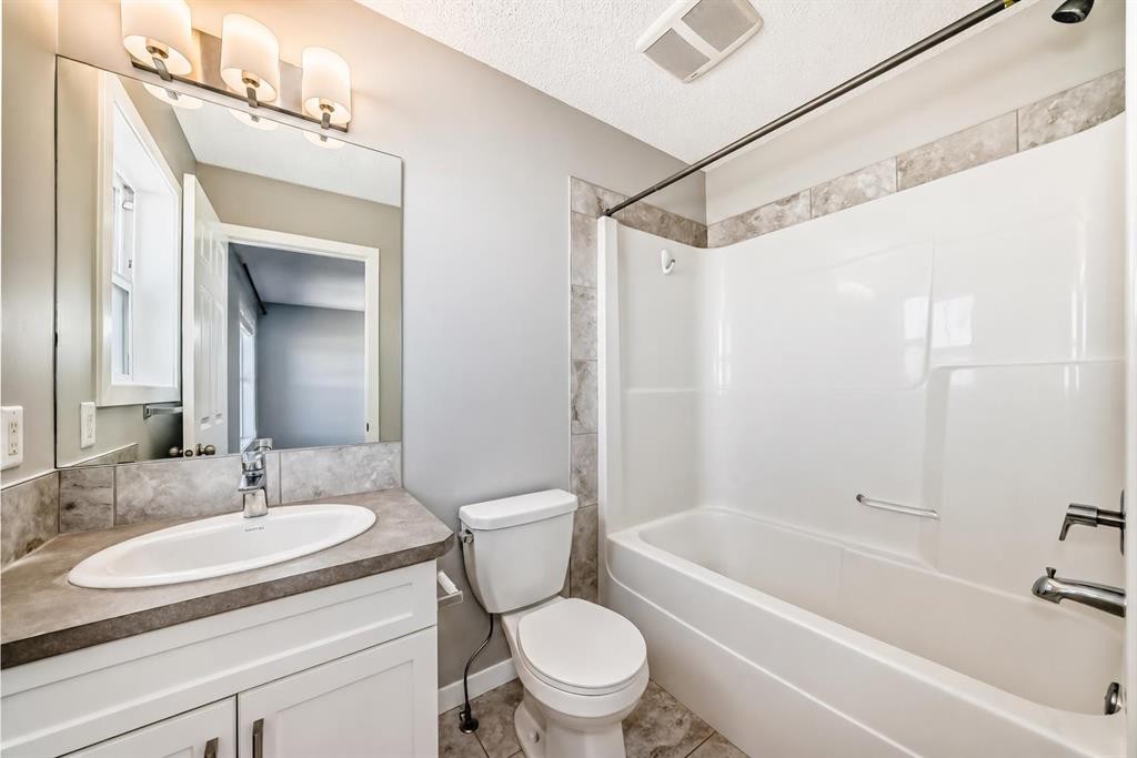 393 Legacy Boulevard Se, Calgary, AB - Indoor Photo Showing Bathroom