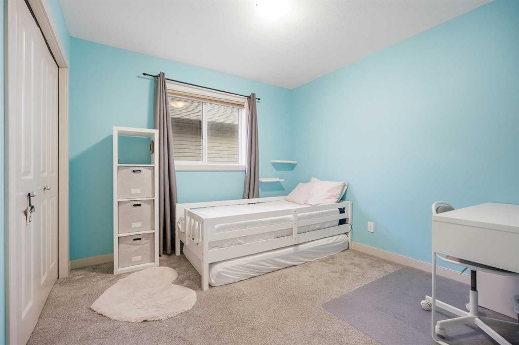107 Everwoods Park Sw, Calgary, AB - Indoor Photo Showing Bedroom