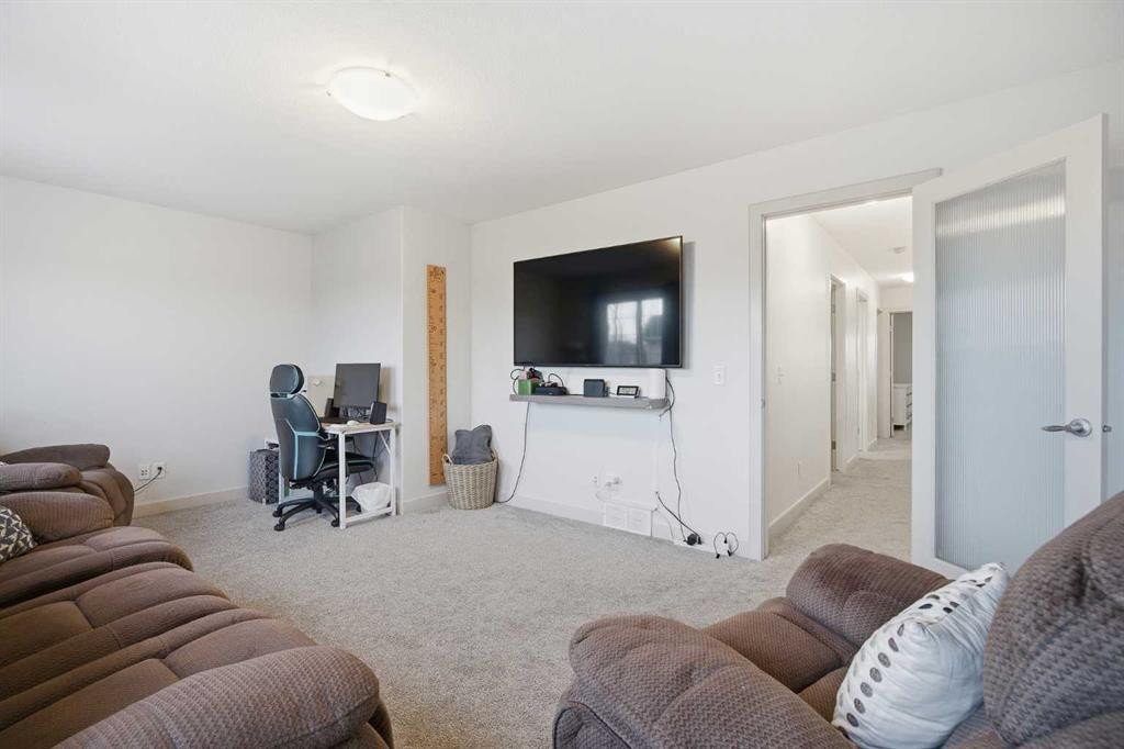 107 Everwoods Park Sw, Calgary, AB - Indoor Photo Showing Living Room