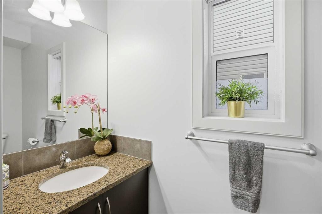 107 Everwoods Park Sw, Calgary, AB - Indoor Photo Showing Bathroom