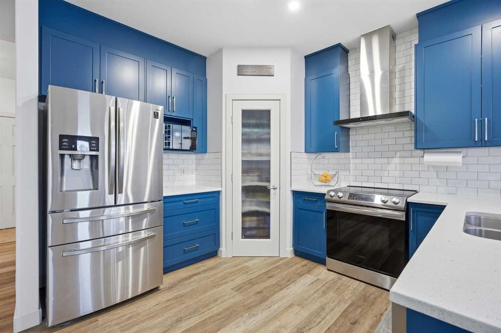 107 Everwoods Park Sw, Calgary, AB - Indoor Photo Showing Kitchen With Double Sink With Upgraded Kitchen