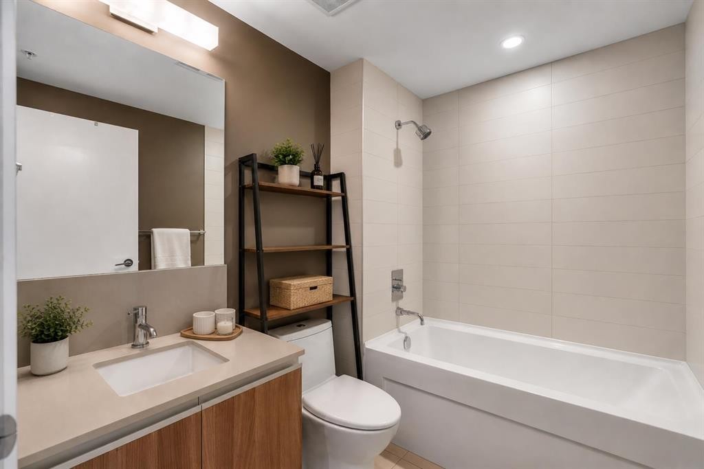 1105-1122 3 Street Se, Calgary, AB - Indoor Photo Showing Bathroom