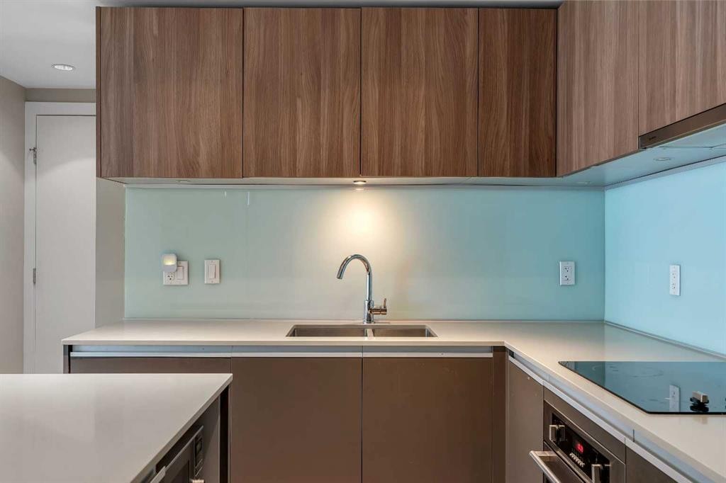 1105-1122 3 Street Se, Calgary, AB - Indoor Photo Showing Kitchen With Double Sink