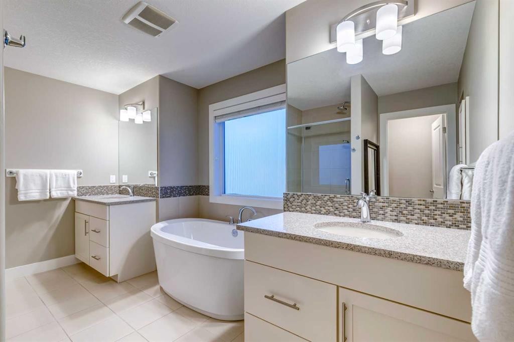 490 Mahogany Manor Se, Calgary, AB - Indoor Photo Showing Bathroom