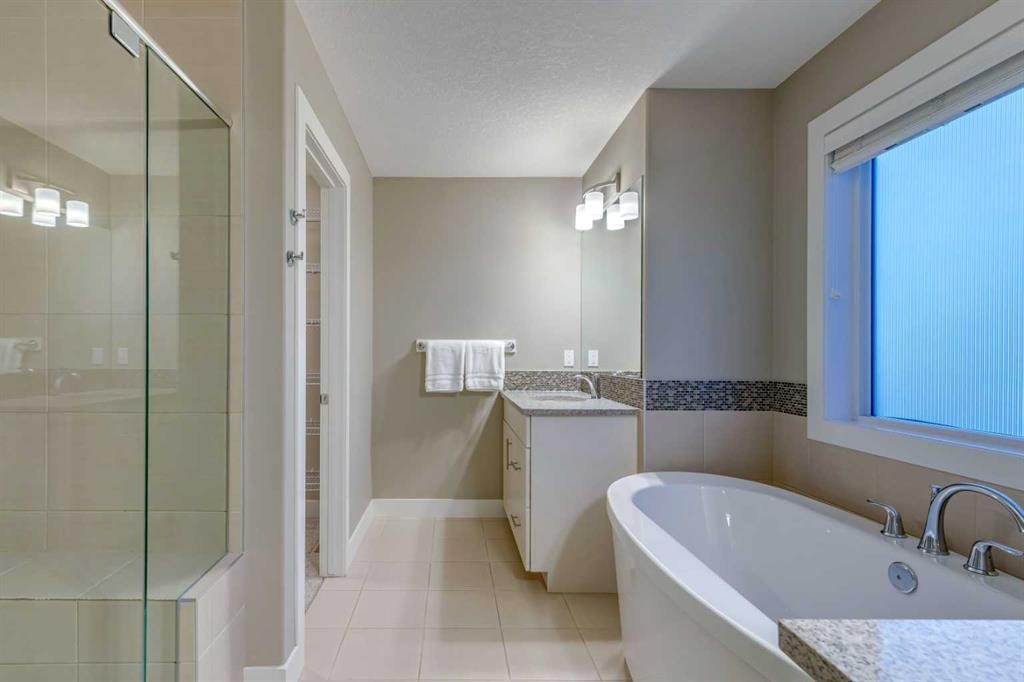 490 Mahogany Manor Se, Calgary, AB - Indoor Photo Showing Bathroom
