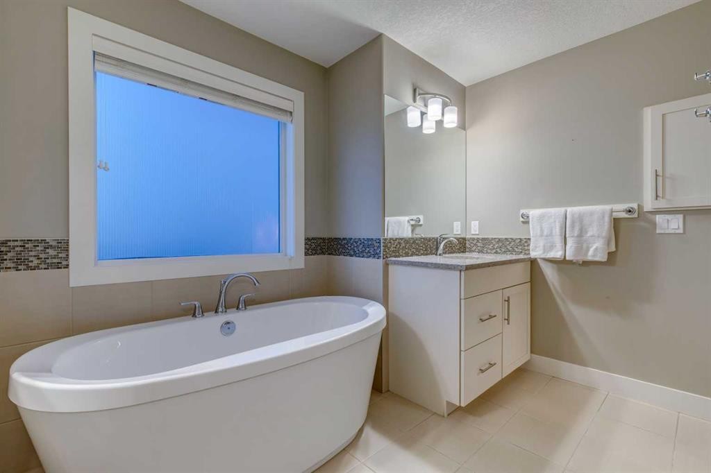 490 Mahogany Manor Se, Calgary, AB - Indoor Photo Showing Bathroom
