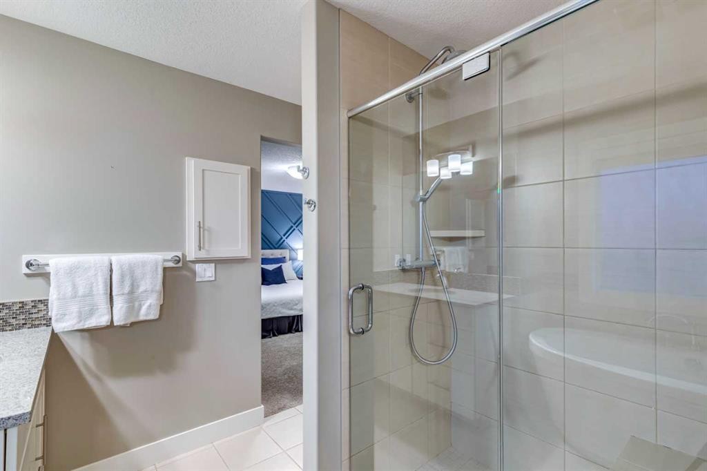 490 Mahogany Manor Se, Calgary, AB - Indoor Photo Showing Bathroom