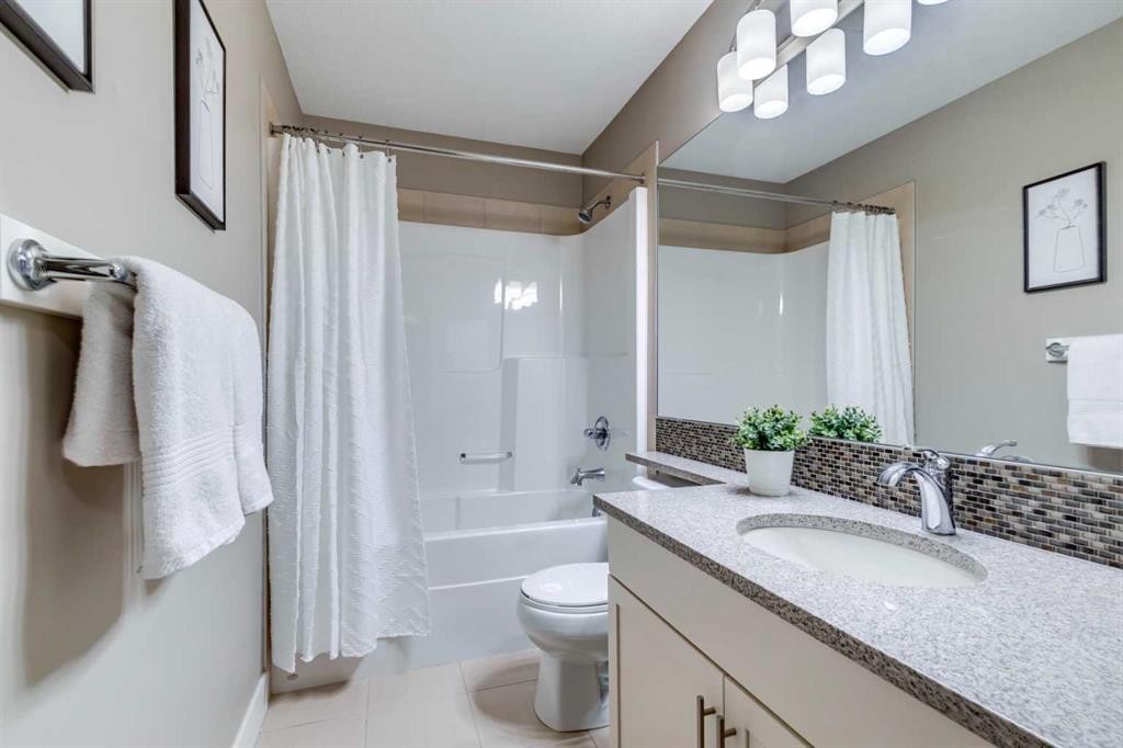 490 Mahogany Manor Se, Calgary, AB - Indoor Photo Showing Bathroom