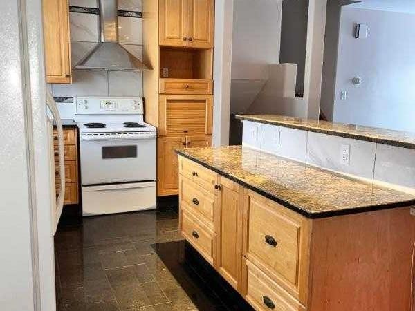 6151 Penworth Road Se, Calgary, AB - Indoor Photo Showing Kitchen