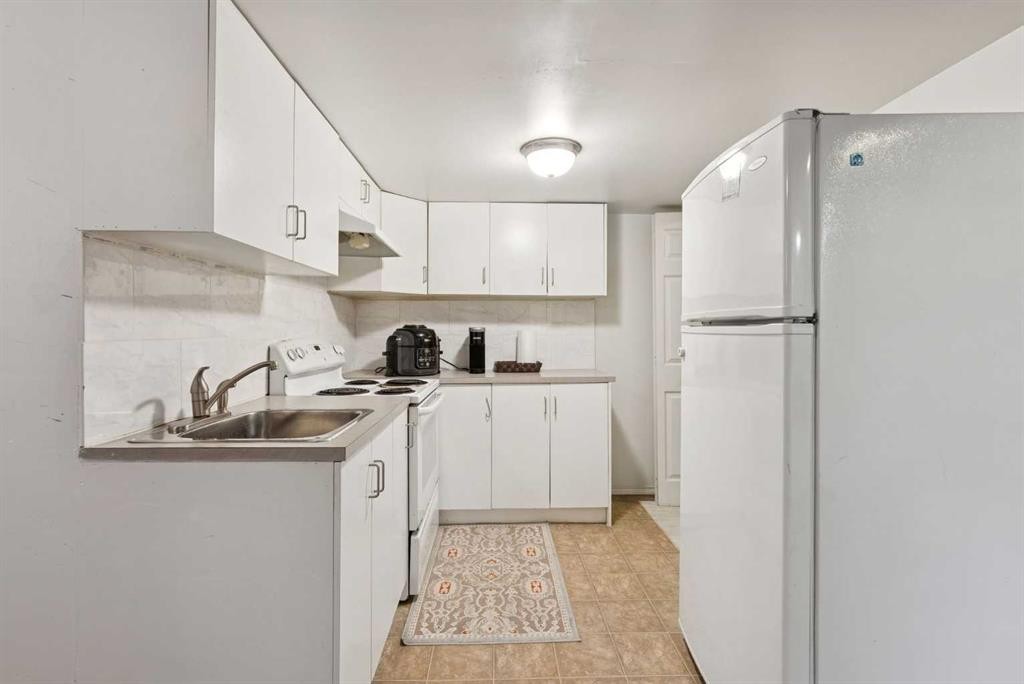 35 Saddletree Drive Ne, Calgary, AB - Indoor Photo Showing Kitchen