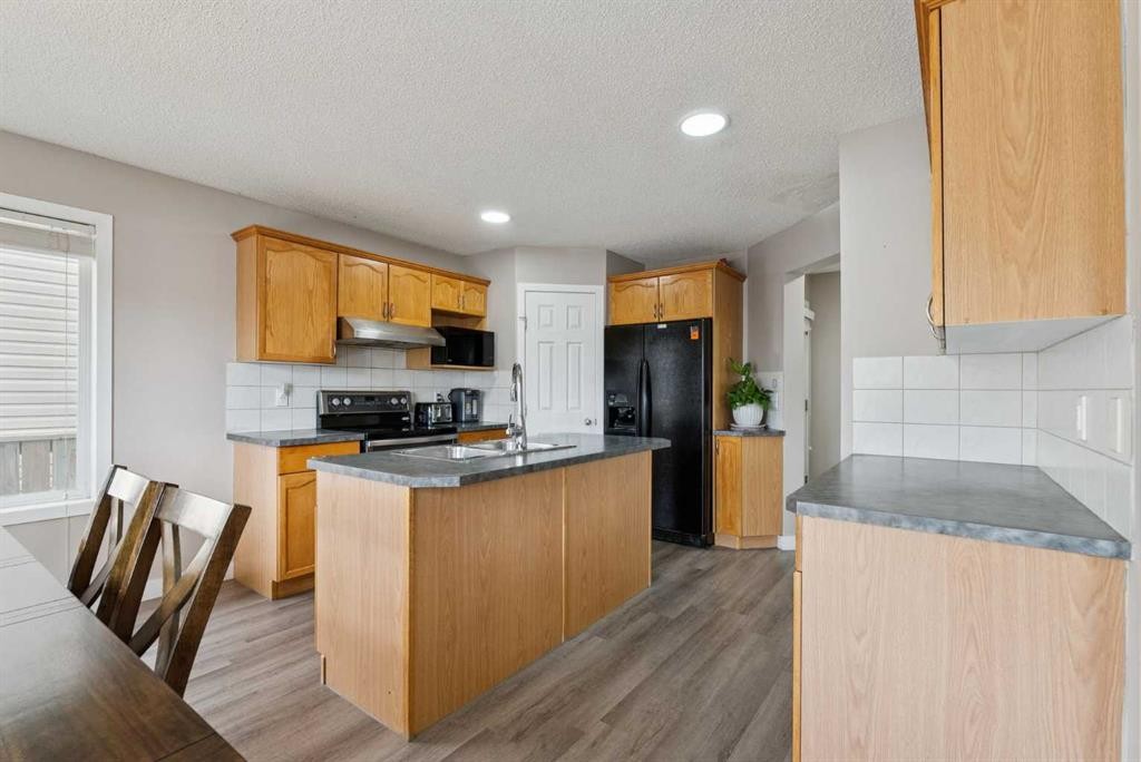 35 Saddletree Drive Ne, Calgary, AB - Indoor Photo Showing Kitchen