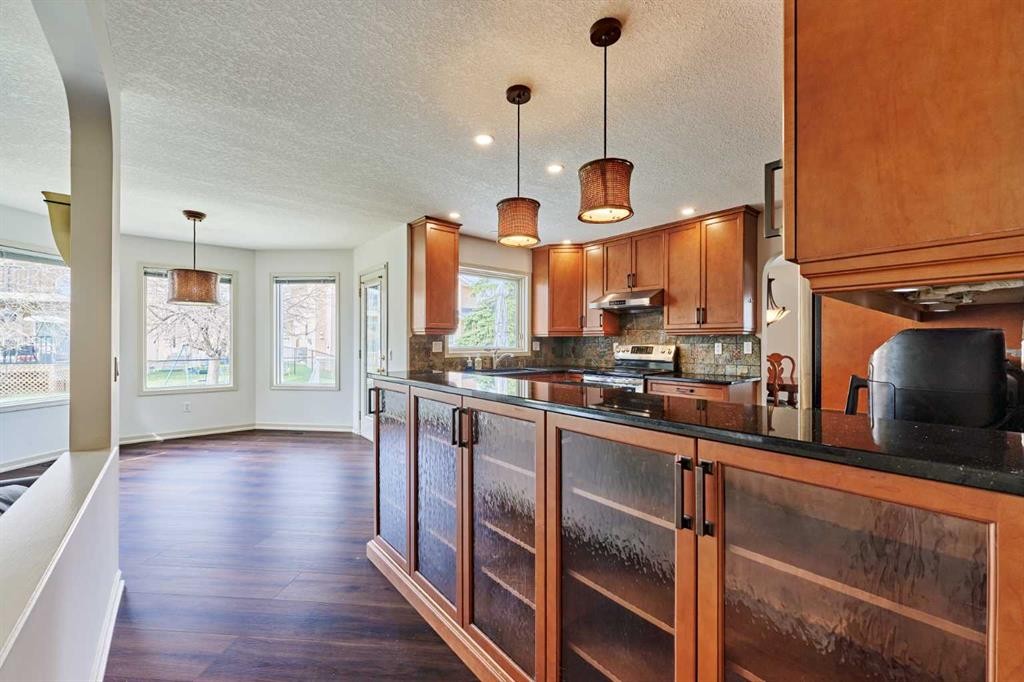 243 Hampshire Close Nw, Calgary, AB - Indoor Photo Showing Kitchen