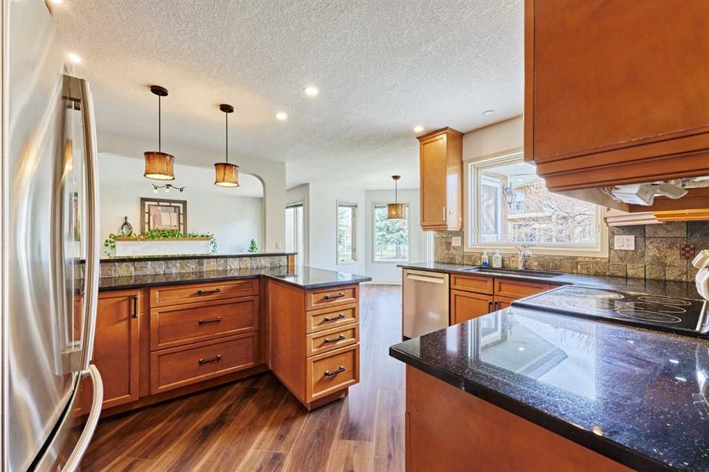 243 Hampshire Close Nw, Calgary, AB - Indoor Photo Showing Kitchen With Upgraded Kitchen
