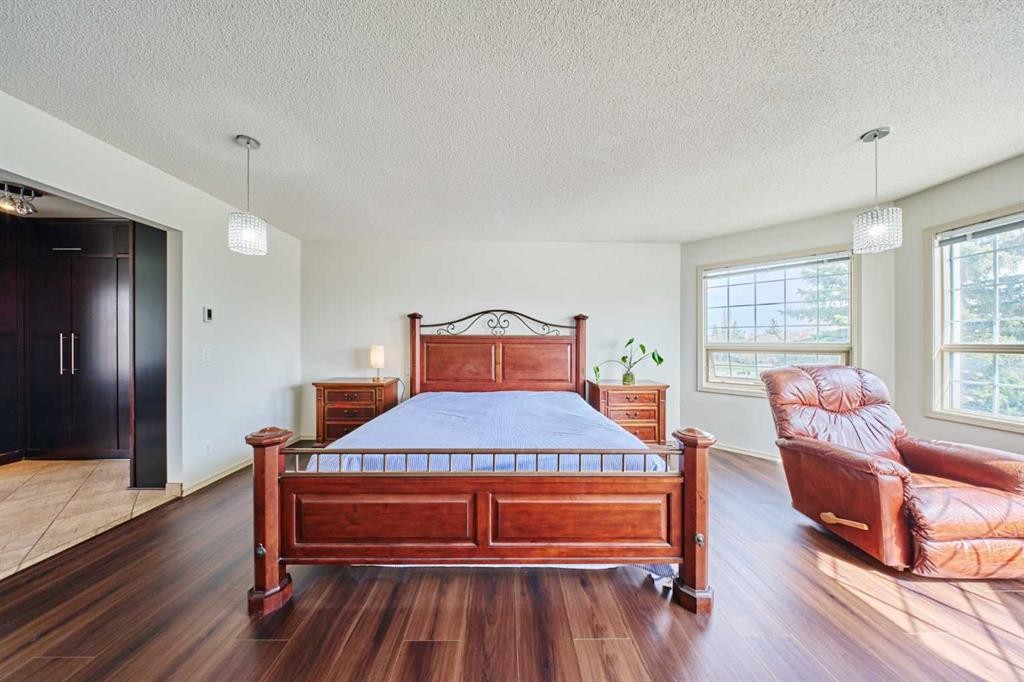 243 Hampshire Close Nw, Calgary, AB - Indoor Photo Showing Bedroom