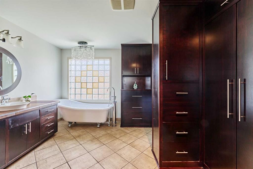 243 Hampshire Close Nw, Calgary, AB - Indoor Photo Showing Bathroom