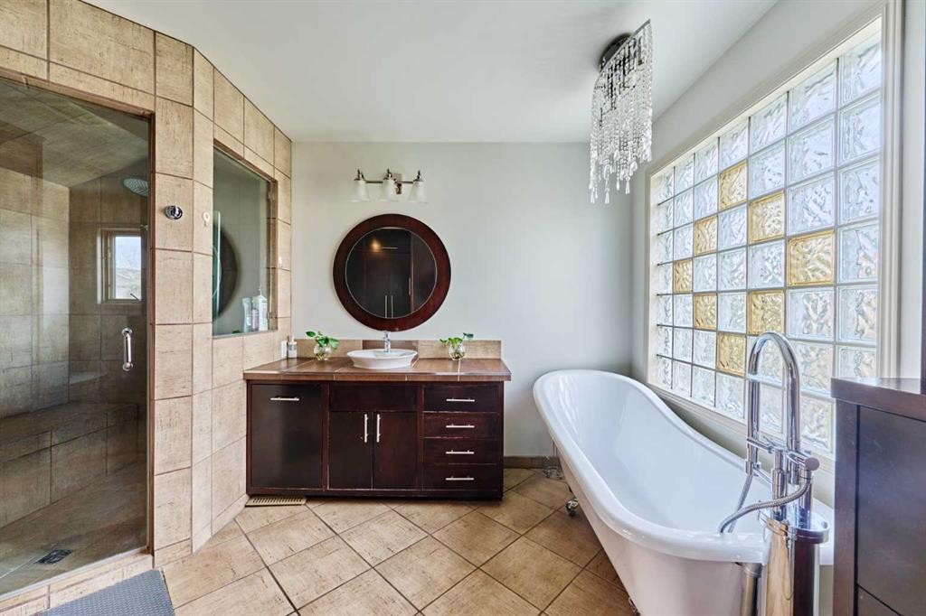 243 Hampshire Close Nw, Calgary, AB - Indoor Photo Showing Bathroom