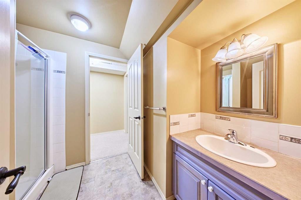 243 Hampshire Close Nw, Calgary, AB - Indoor Photo Showing Bathroom