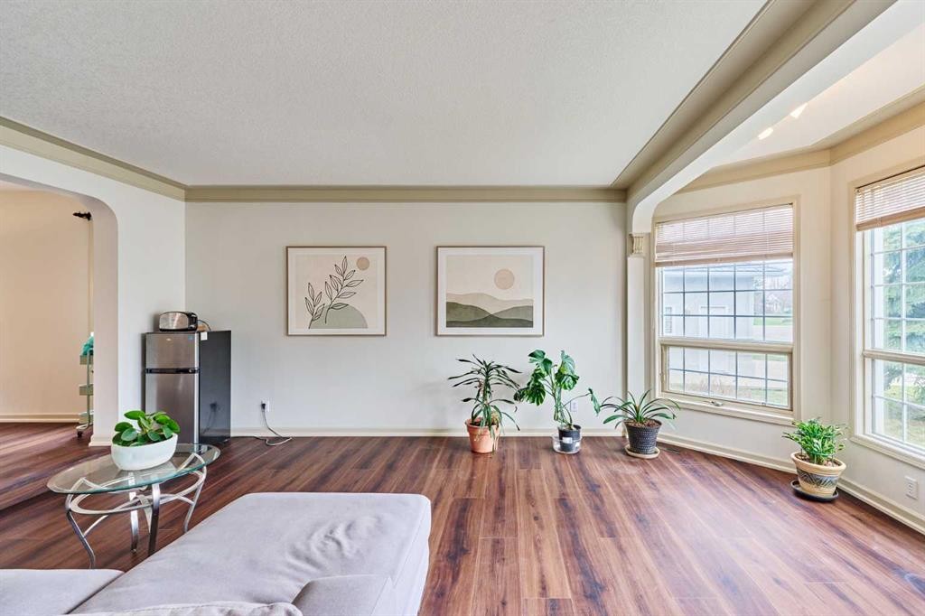 243 Hampshire Close Nw, Calgary, AB - Indoor Photo Showing Living Room