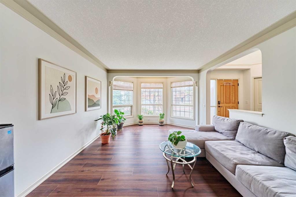 243 Hampshire Close Nw, Calgary, AB - Indoor Photo Showing Living Room