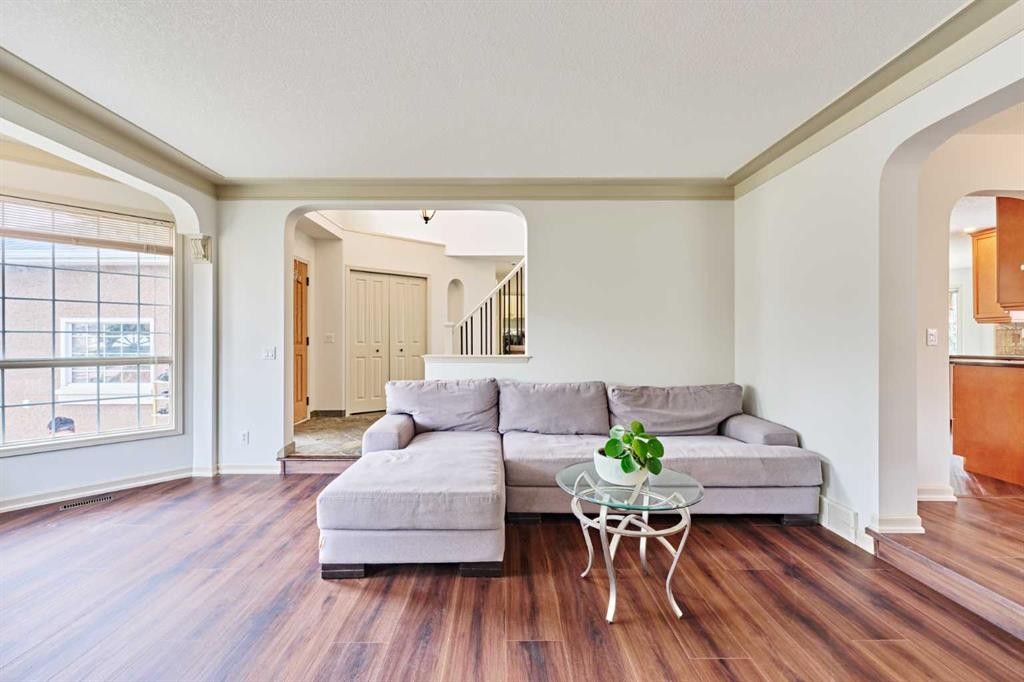243 Hampshire Close Nw, Calgary, AB - Indoor Photo Showing Living Room