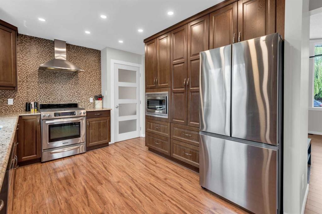 331 96 Avenue Se, Calgary, AB - Indoor Photo Showing Kitchen With Stainless Steel Kitchen With Upgraded Kitchen