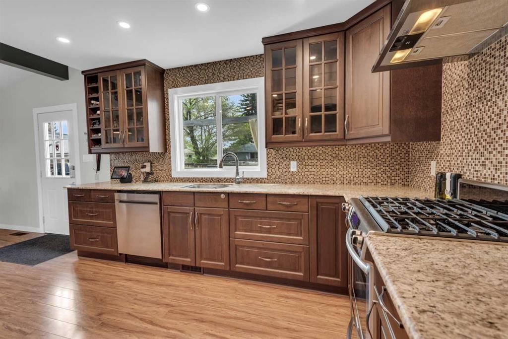 331 96 Avenue Se, Calgary, AB - Indoor Photo Showing Kitchen With Upgraded Kitchen