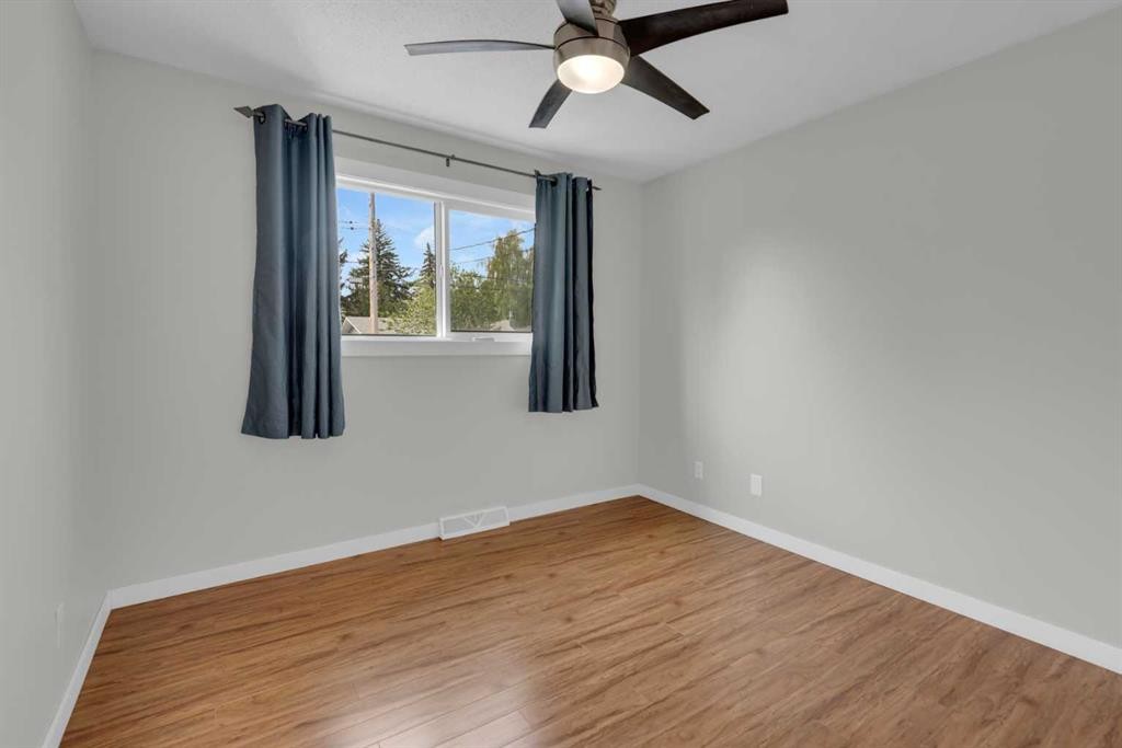 331 96 Avenue Se, Calgary, AB - Indoor Photo Showing Other Room