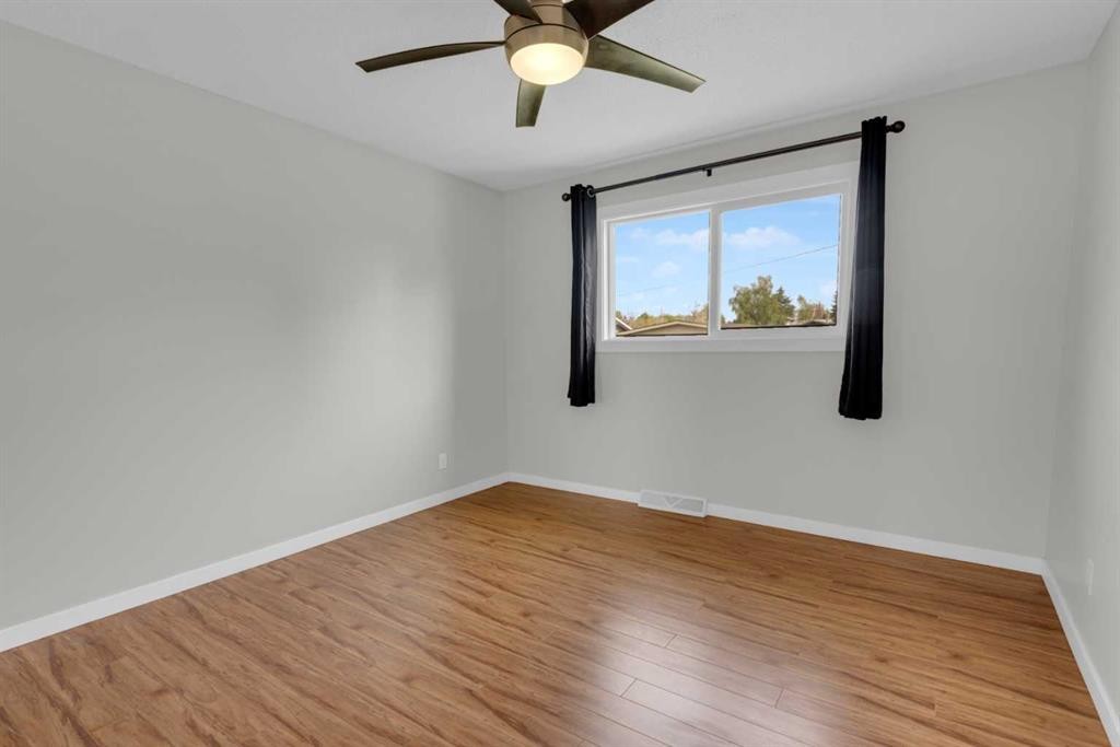 331 96 Avenue Se, Calgary, AB - Indoor Photo Showing Other Room