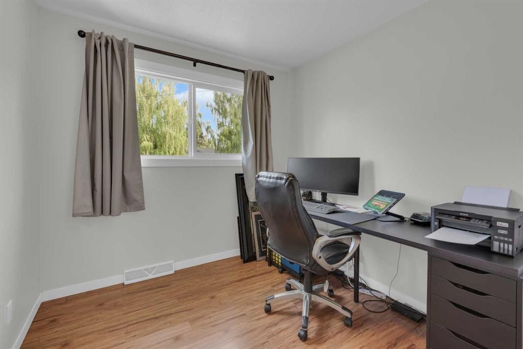 331 96 Avenue Se, Calgary, AB - Indoor Photo Showing Office