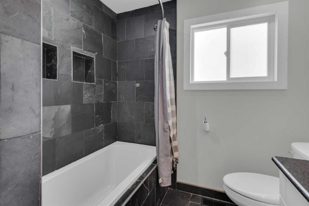 331 96 Avenue Se, Calgary, AB - Indoor Photo Showing Bathroom