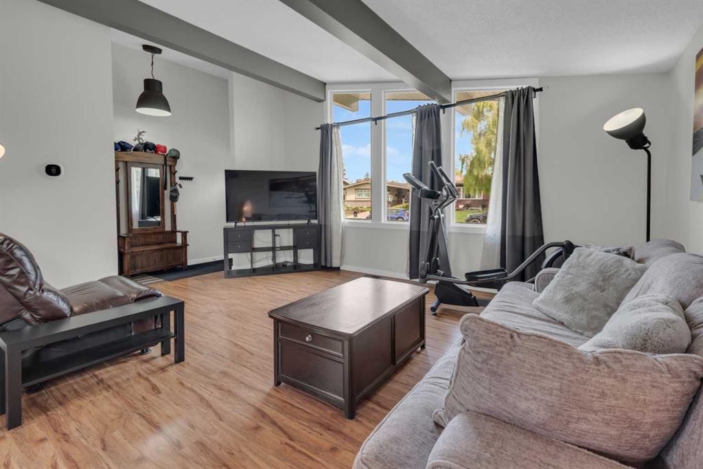331 96 Avenue Se, Calgary, AB - Indoor Photo Showing Living Room