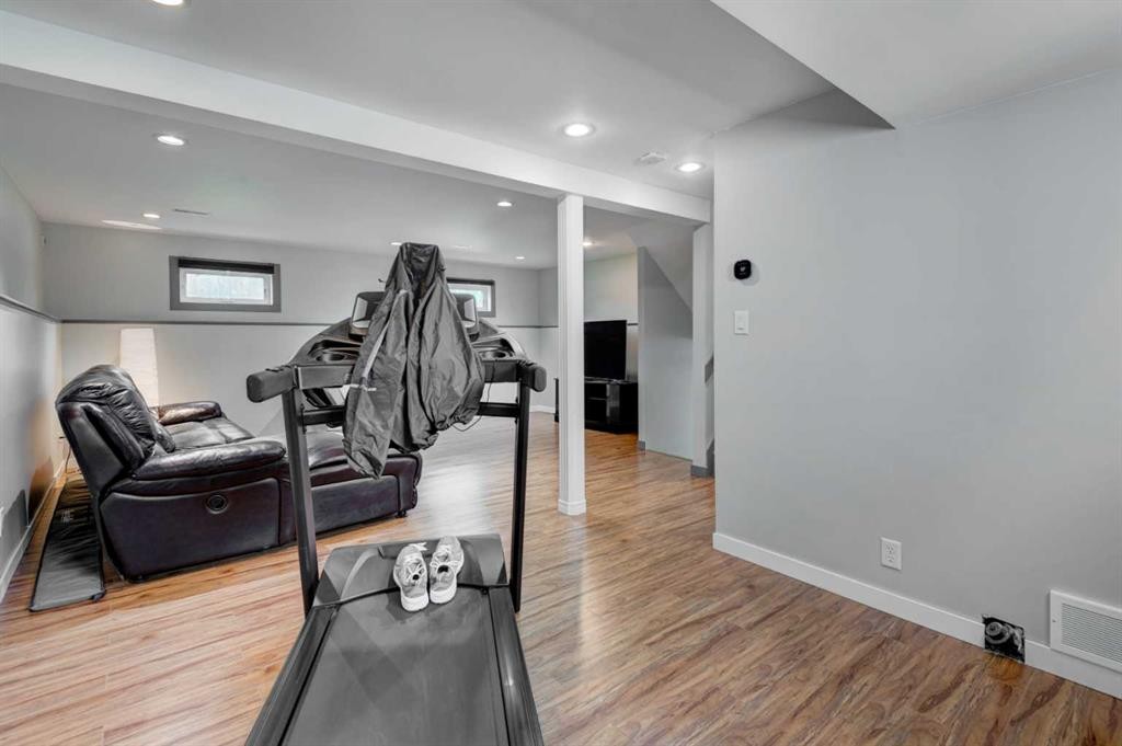 331 96 Avenue Se, Calgary, AB - Indoor Photo Showing Other Room