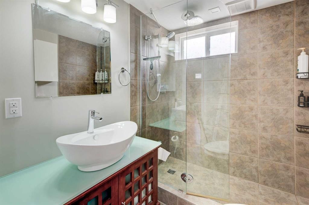 331 96 Avenue Se, Calgary, AB - Indoor Photo Showing Bathroom