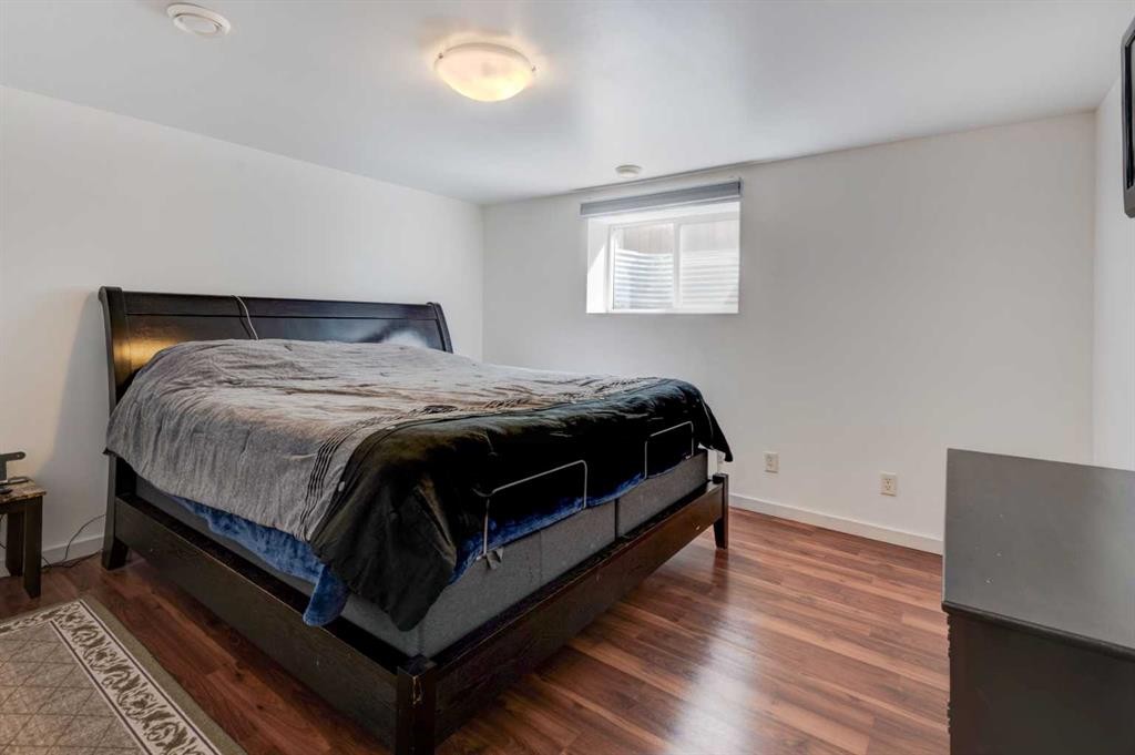 331 96 Avenue Se, Calgary, AB - Indoor Photo Showing Bedroom