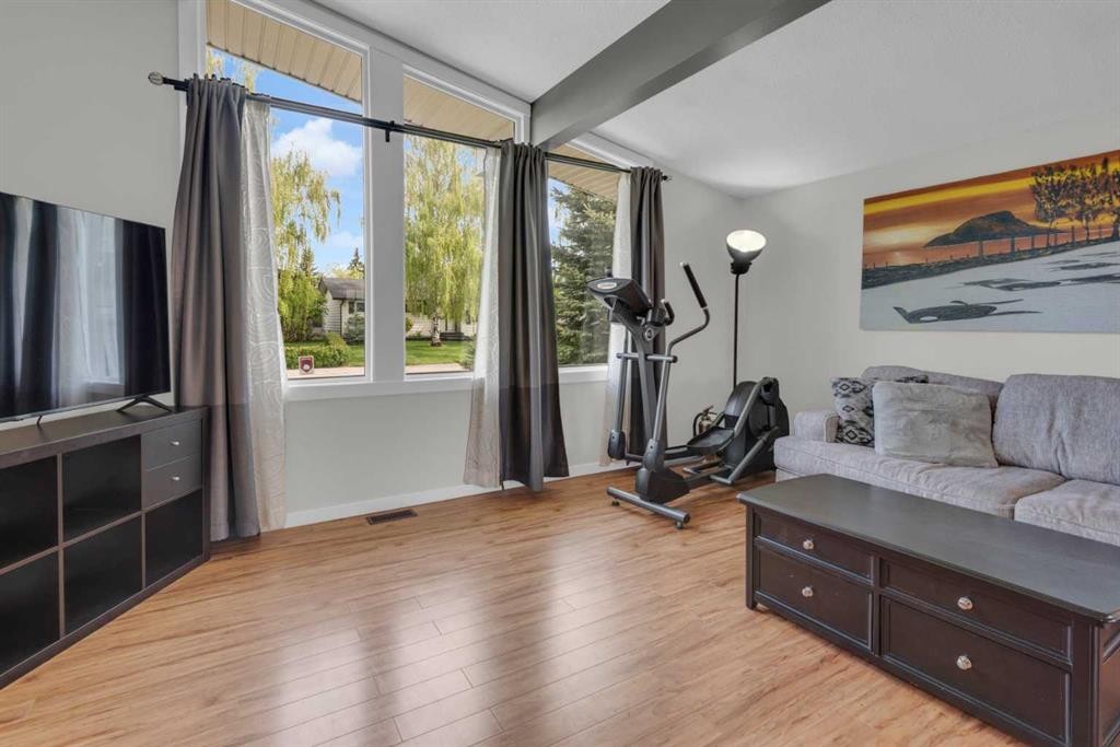 331 96 Avenue Se, Calgary, AB - Indoor Photo Showing Gym Room