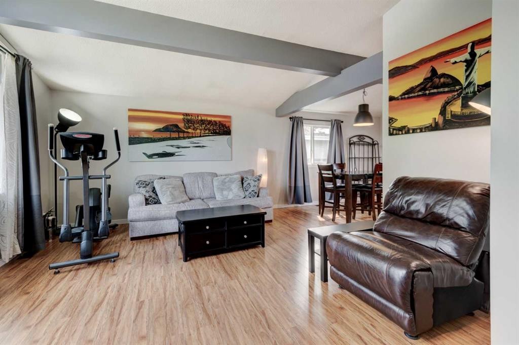 331 96 Avenue Se, Calgary, AB - Indoor Photo Showing Living Room