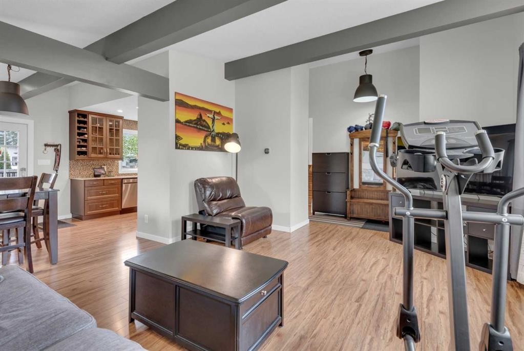 331 96 Avenue Se, Calgary, AB - Indoor Photo Showing Living Room