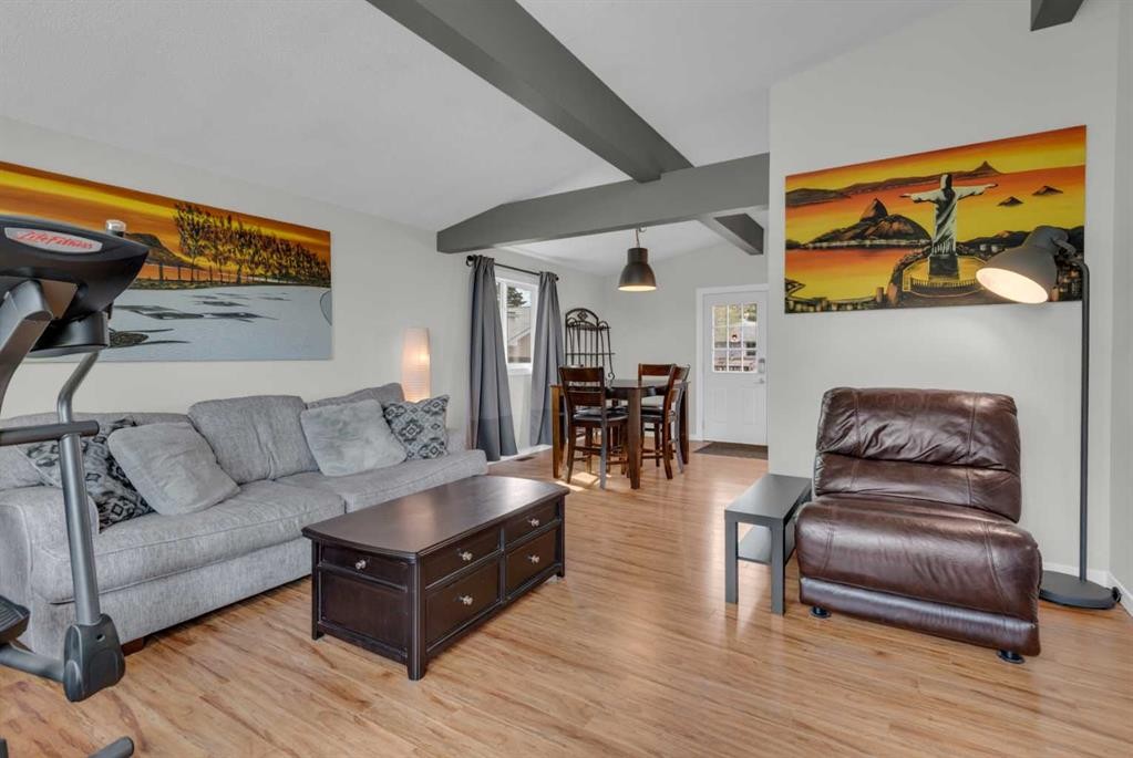 331 96 Avenue Se, Calgary, AB - Indoor Photo Showing Living Room