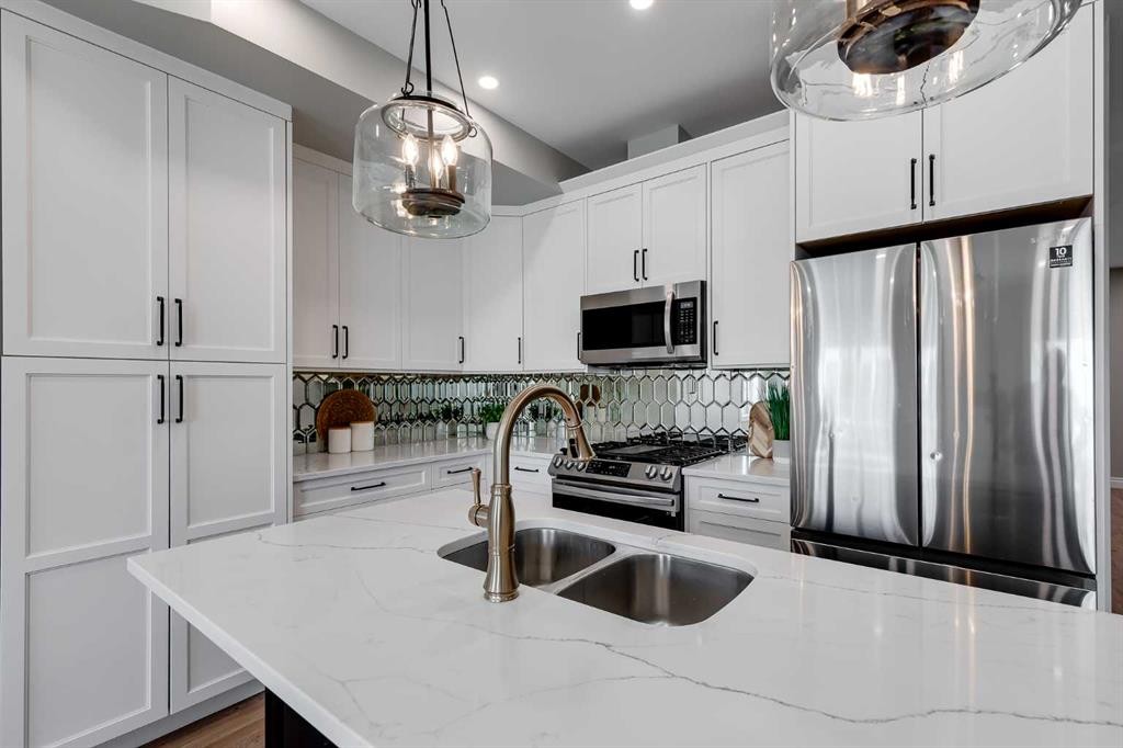 3-232 20 Avenue Ne, Calgary, AB - Indoor Photo Showing Kitchen With Stainless Steel Kitchen With Double Sink With Upgraded Kitchen