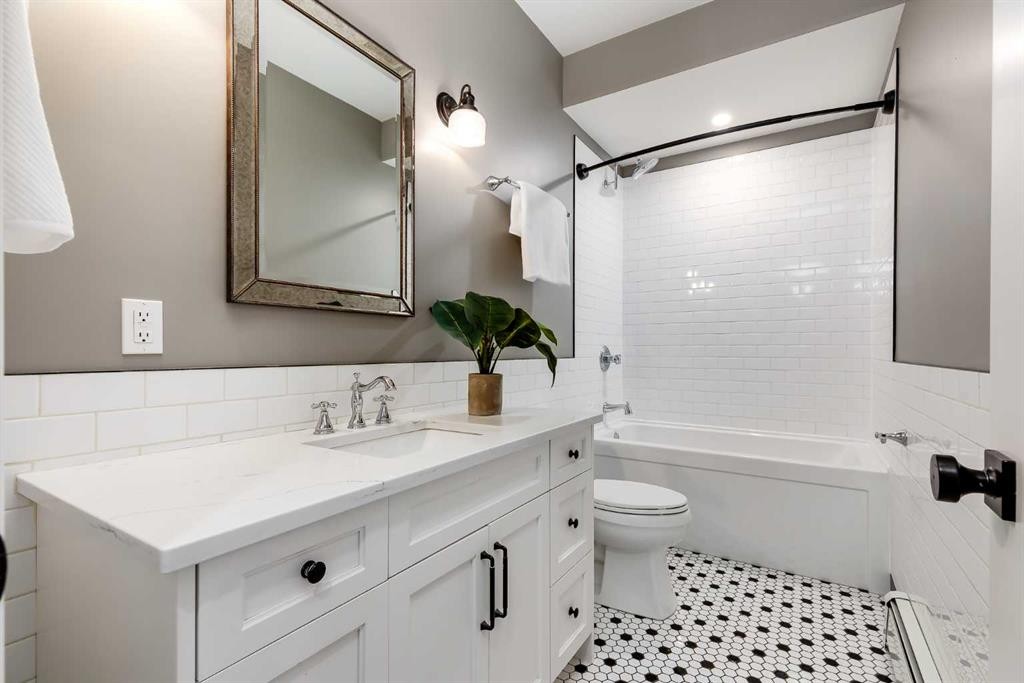 3-232 20 Avenue Ne, Calgary, AB - Indoor Photo Showing Bathroom