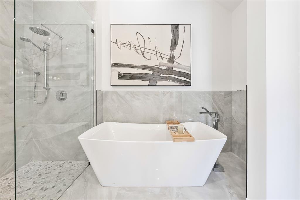 2755 Cannon Road Nw, Calgary, AB - Indoor Photo Showing Bathroom