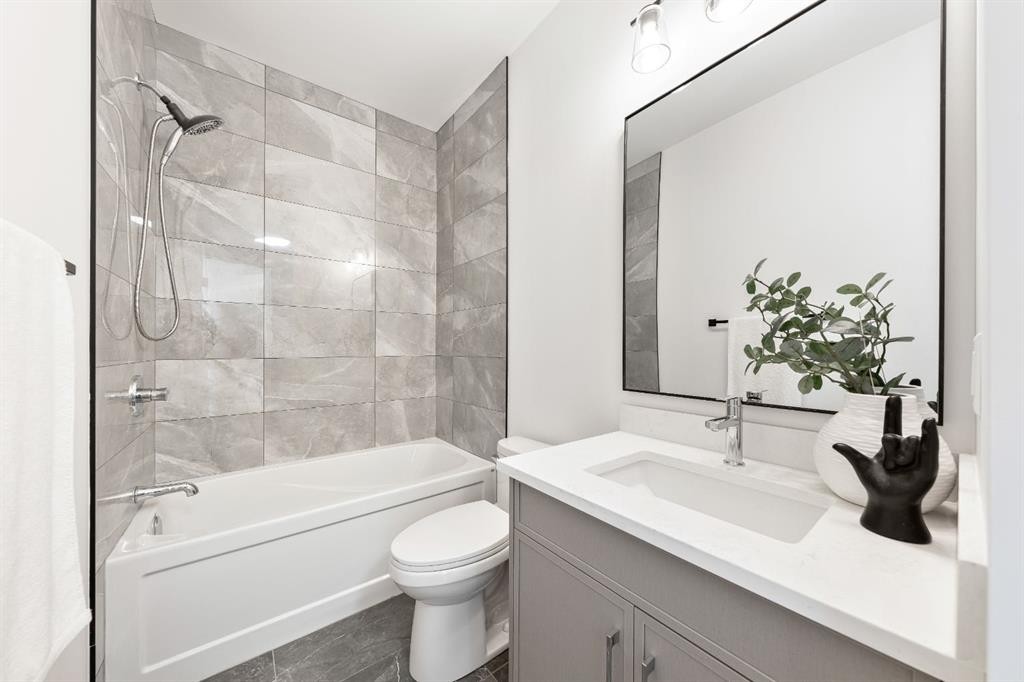 2755 Cannon Road Nw, Calgary, AB - Indoor Photo Showing Bathroom