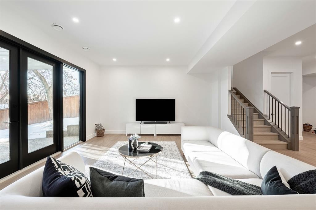 2755 Cannon Road Nw, Calgary, AB - Indoor Photo Showing Living Room