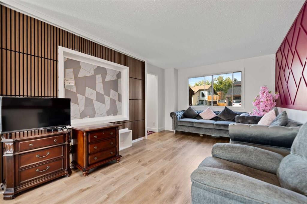 40 Pinecliff Close Ne, Calgary, AB - Indoor Photo Showing Living Room