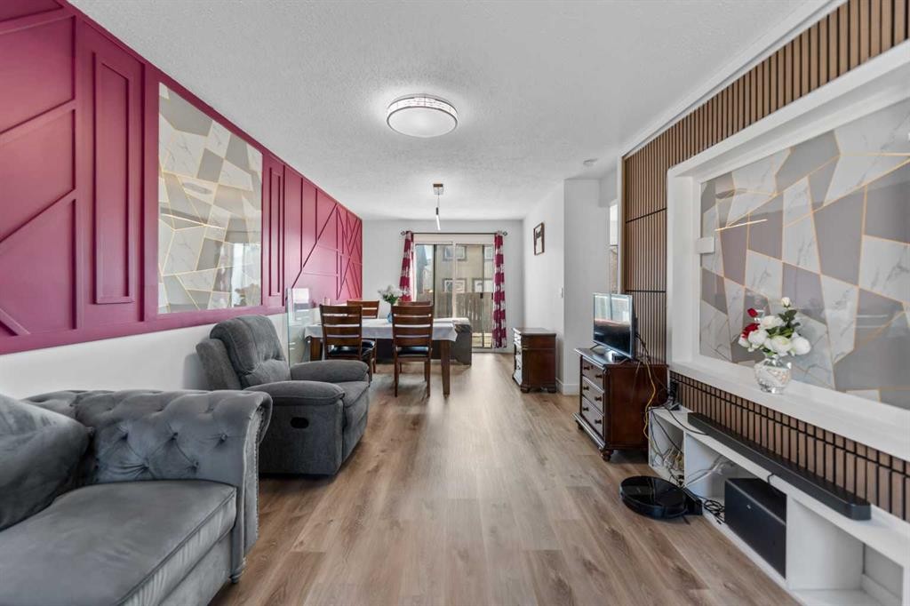 40 Pinecliff Close Ne, Calgary, AB - Indoor Photo Showing Living Room