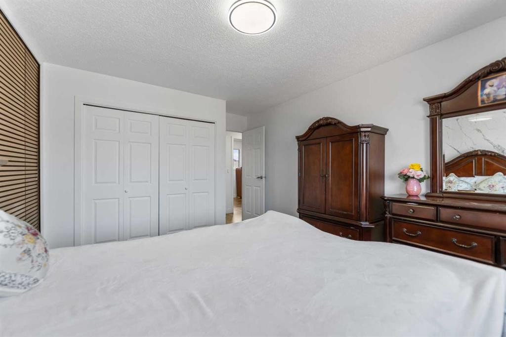 40 Pinecliff Close Ne, Calgary, AB - Indoor Photo Showing Bedroom