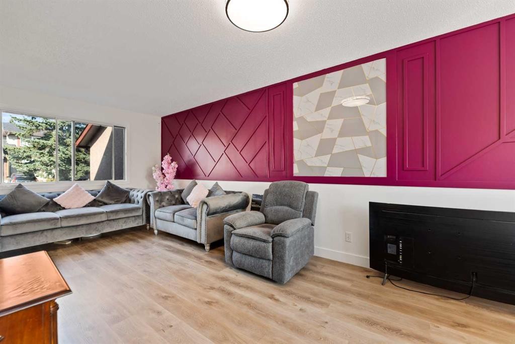 40 Pinecliff Close Ne, Calgary, AB - Indoor Photo Showing Living Room