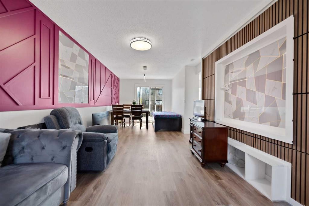 40 Pinecliff Close Ne, Calgary, AB - Indoor Photo Showing Living Room