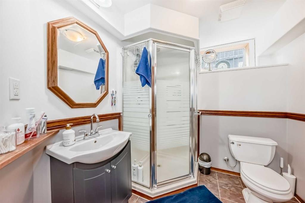 5224 19 Avenue Nw, Calgary, AB - Indoor Photo Showing Bathroom