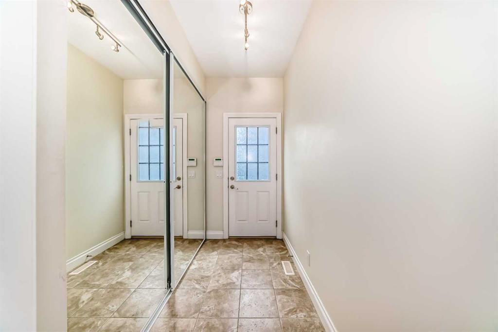60 Hong Kong Road Sw, Calgary, AB - Indoor Photo Showing Other Room